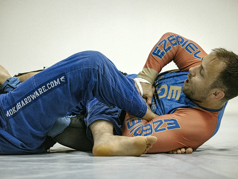 To voksne trener no-gi i rashguard og shorts, uten kimono.